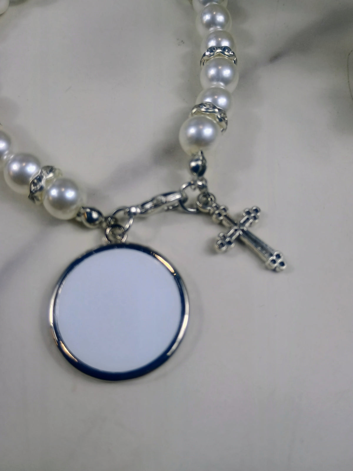 Stretch bracelet with cross.