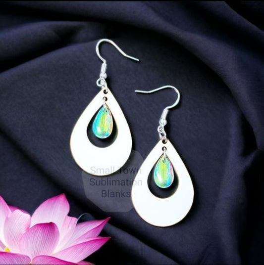 Teardrop earrings with bead