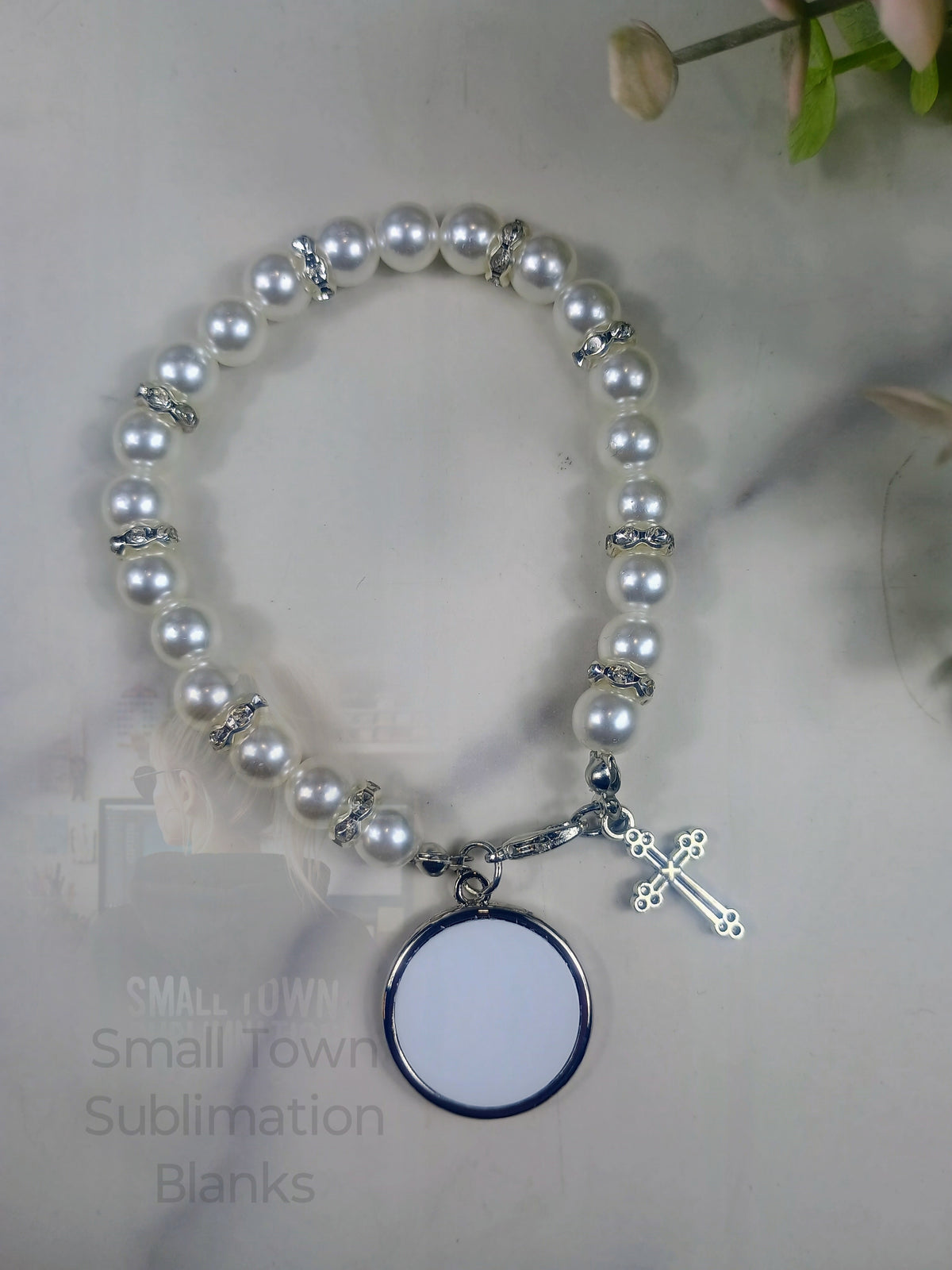 Stretch bracelet with cross.