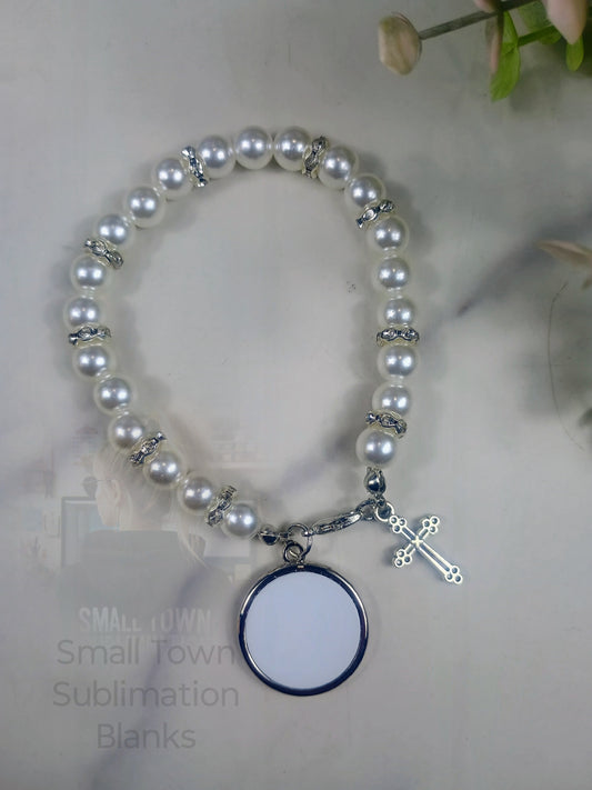 Stretch bracelet with cross.
