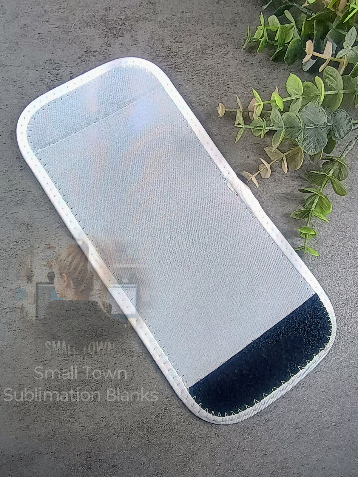 Double sided neoprene can sublimation holders.