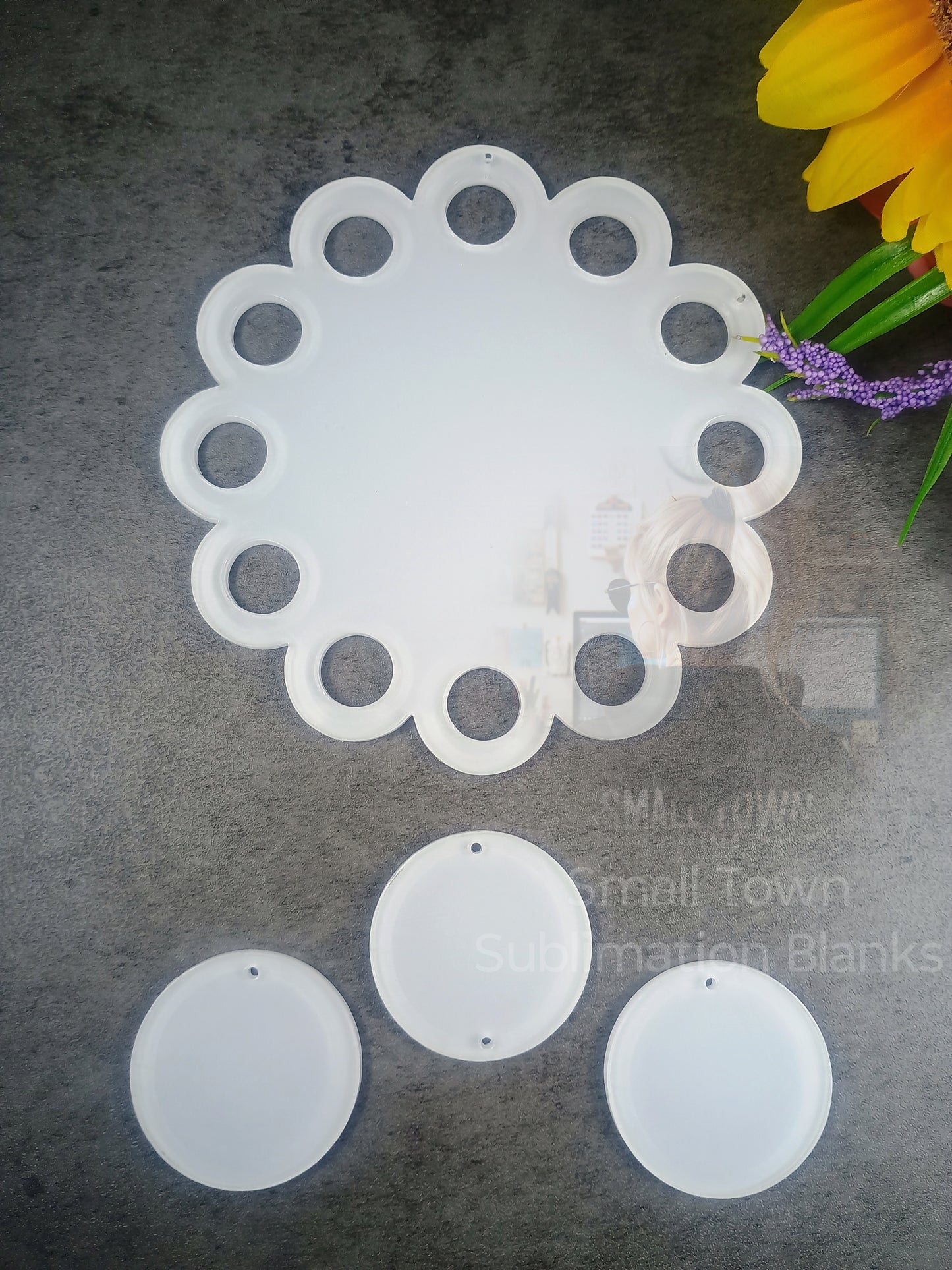 Clear acrylic, Round, decorative window hang set